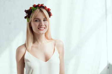 taze marul ve domates, vegan yaşam tarzı kavramı çelenk ile içinde gülümseyen kadın portre yapılmış