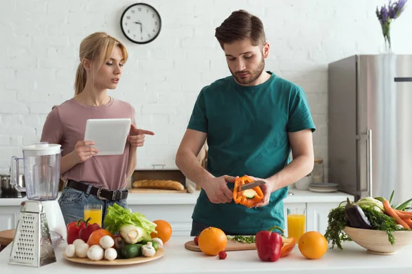 Dva Vegetariáni Pomocí Tabletu Recepty Vaření Kuchyni — Stock fotografie