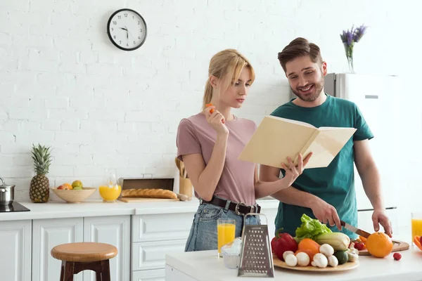 Pareja Veganos Preparando Ensalada Con Libro Recetas Cocina — Foto de Stock