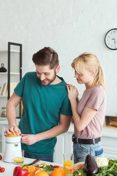 Happy Boyfriend Preparing Fresh Juice Kitchen Vegan Concept — Stock Photo, Image