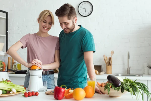 Pár Veganů Připravuje Čerstvý Džus Kuchyni — Stock fotografie