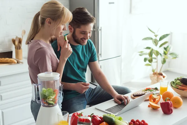 Casal Vegan Usando Laptop Juntos Cozinha Casa — Fotografia de Stock