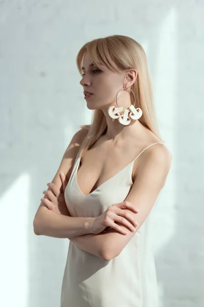 Mooie Peinzende Vrouw Jurk Met Earring Gemaakt Van Paddestoelen Veganistische — Stockfoto