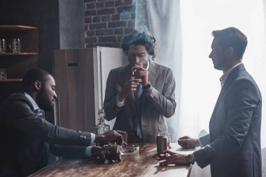 puro sigara ve alkol birlikte içki genç çok ırklı iş adamları