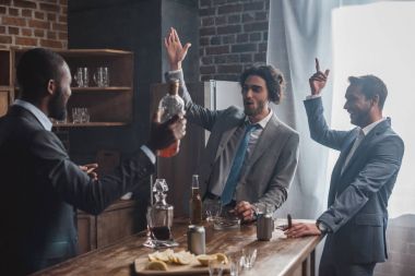 puro sigara ve viski içki heyecanlı çok ırklı iş adamları