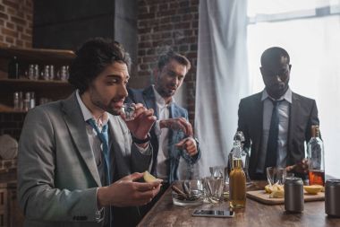 resmi çok ırklı erkek arkadaşlar içme tekila ve yasaktır puro giymek