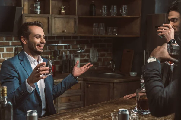 Recortado Disparo Los Hombres Jóvenes Trajes Beber Whisky Hablar Juntos — Foto de Stock