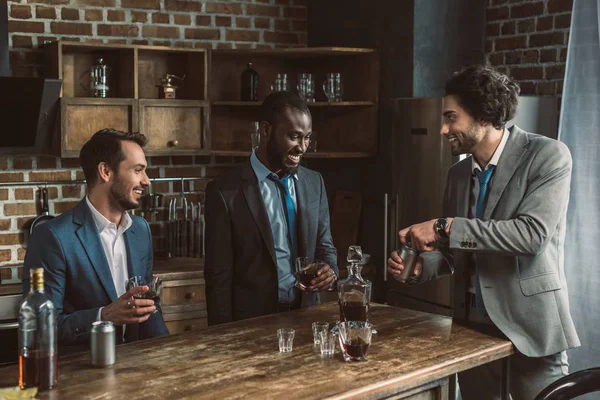 Tres Jóvenes Empresarios Multiétnicos Bebiendo Bebidas Alcohólicas Festejando Juntos — Foto de Stock