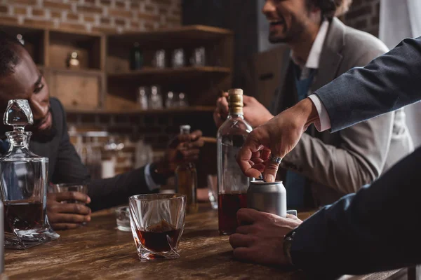 Обрезанный Снимок Мультиэтнических Мужчин Костюмах Пьющих Алкогольные Напитки Вместе — стоковое фото