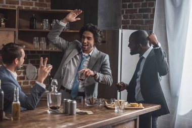 viski içme ve birlikte parti neşeli çok ırklı iş adamları