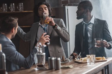 genç çok ırklı businesmen birlikte alkol içecekler içme