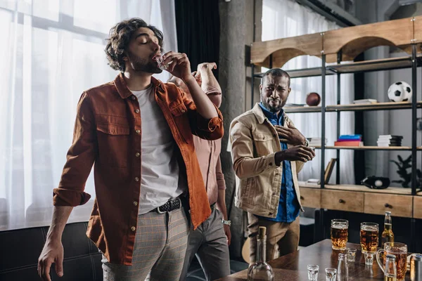 Jovem Multiétnico Masculino Amigos Bebendo Tequila Enquanto Festejando Juntos Dentro — Fotografia de Stock