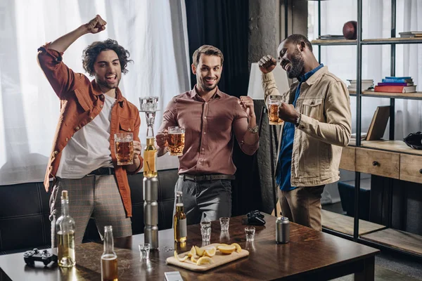 Happy Male Friends Cheering Drinking Beer Together — Stock Photo, Image