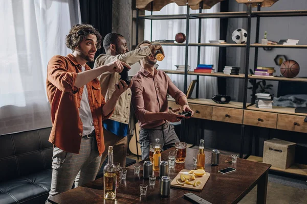 Happy Multi Etnisch Vrienden Drinken Van Alcohol Samenspelen Met Joysticks — Stockfoto