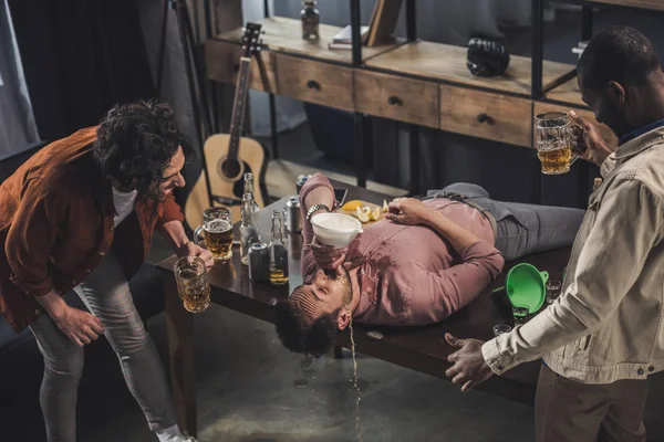 Friends Laughing Looking Man Drinking Beer Bong Table — Stock Photo, Image