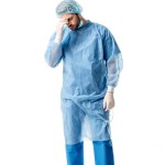 Cirujano molesto con uniforme azul aislado en blanco