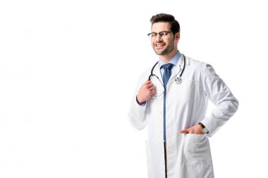 Yakışıklı doktor beyaz izole stetoskop ile Beyaz önlük giyiyor