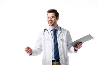 Neşeli doktor stetoskop ile beyaz ceket giyiyor ve üzerinde beyaz izole Pano holding