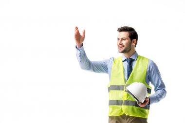 Yansıtıcı yelek üzerinde beyaz izole hardhat holding içinde mimar
