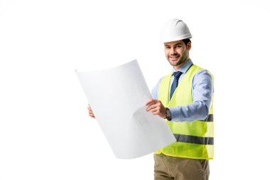 Yansıtıcı yelek ve kask üzerinde beyaz izole blueprint bakarak gülümseyen Oluşturucu