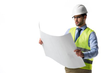 Yansıtıcı yelek ve kask üzerinde beyaz izole plan vasıl sakallı adam