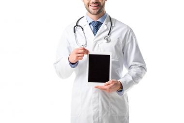 Tablet üzerinde beyaz izole stetoskop ile Beyaz önlük giyen doktorun elinde boş ekran ile yakından görmek
