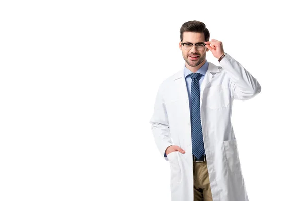 Medico Sorridente Occhiali Indossa Cappotto Bianco Isolato Bianco — Foto Stock