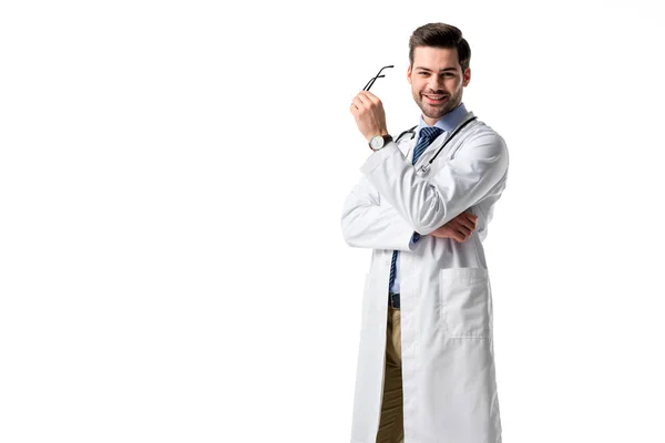 Χαμογελώντας Ιατρικό Εργαζόμενο Φορώντας Άσπρο Παλτό Στηθοσκόπιο Που Απομονώνονται Λευκό — Φωτογραφία Αρχείου