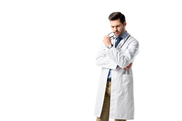 Στοχαστικός Γιατρός Φοράει Λευκό Παλτό Στηθοσκόπιο Που Απομονώνονται Λευκό — Φωτογραφία Αρχείου