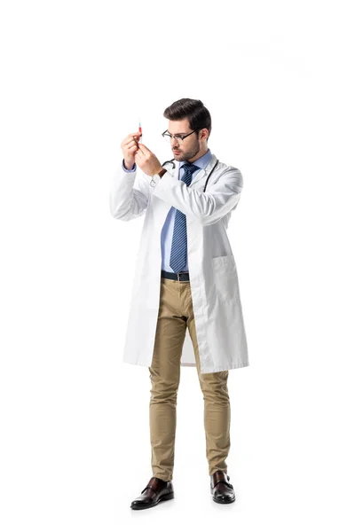 Γιατρός Κρατώντας Σύριγγα Φορώντας Άσπρο Παλτό Στηθοσκόπιο Που Απομονώνονται Λευκό — Φωτογραφία Αρχείου