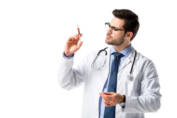 Medico Che Indossa Cappotto Bianco Con Stetoscopio Guarda Siringa Isolata — Foto Stock