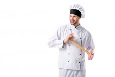 ahşap beyaz izole oklava ile üniformalı gülümseyen Şef