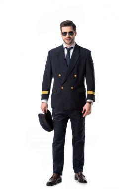 Genç pilot üniformalı ve güneş gözlüğü üzerinde beyaz izole sakallı
