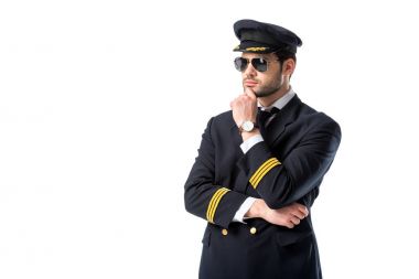 beyaz izole güneş gözlüklü genç dalgın pilot portresi
