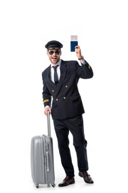 mutlu Bagaj ile pilot, pasaport ve bilet üzerinde beyaz izole
