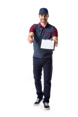 teslimatçı boş not defteri ve üzerinde beyaz izole kalem ile gülümseyen