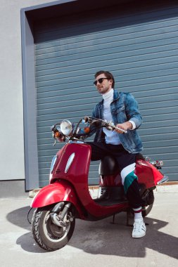 denim ceket vintage kırmızı scooter üzerinde şık genç adam