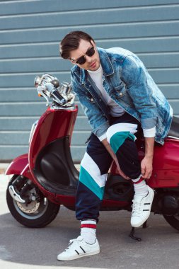 vintage scooter ile şık denim ceket genç adam