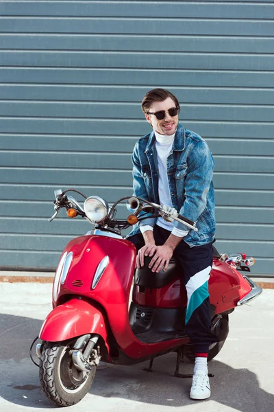 Jovem Feliz Vintage Scooter Vermelho Olhando Para Longe — Fotografia de Stock Grátis