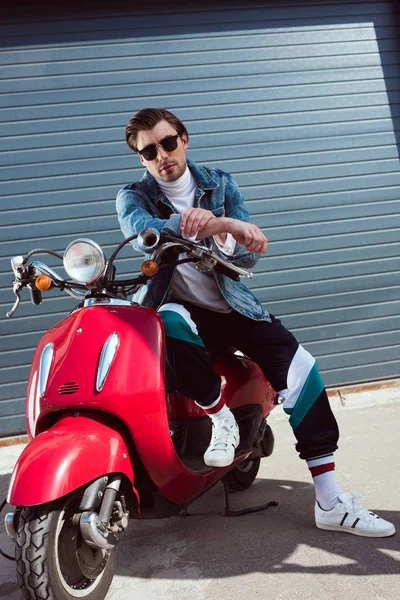 Красивый Молодой Человек Джинсовой Куртке Легкоатлетических Штанах Сидит Винтажном Красном — Бесплатное стоковое фото
