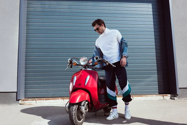 Jovem Bonito Roupas Vintage Com Scooter Vermelho — Fotografia de Stock