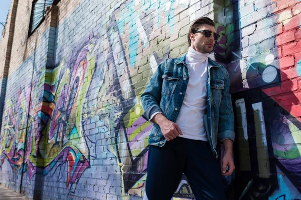 Joven Con Estilo Ropa Vintage Apoyado Pared Ladrillo Con Graffiti — Foto de Stock