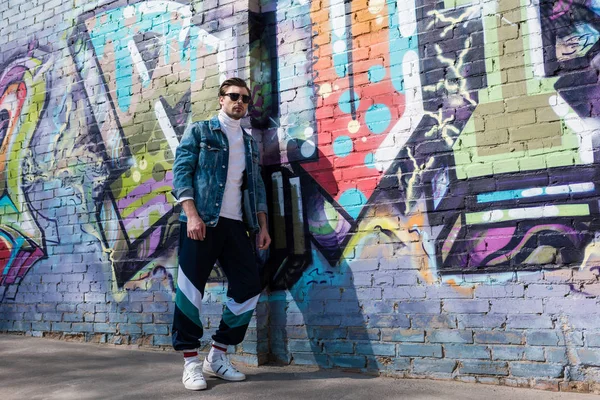 Joven Con Estilo Chaqueta Mezclilla Vintage Pantalones Atletismo Apoyados Pared — Foto de Stock