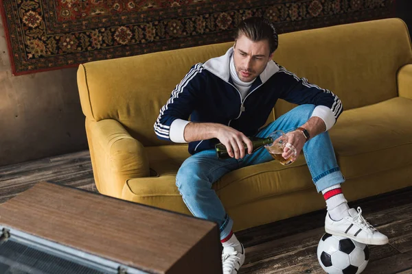 Joven Guapo Ropa Vintage Con Pelota Viendo Fútbol Televisión Vieja — Foto de Stock