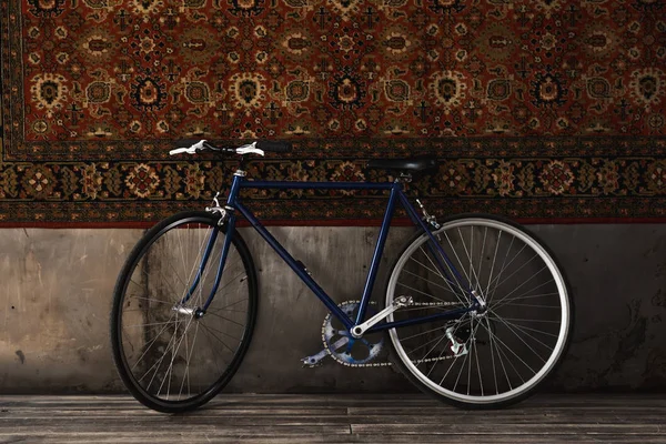 Вінтажний Дорожній Велосипед Приміщенні Перед Килимком Звисає Стіні — стокове фото
