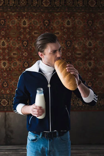 Young Man Vintage Clothes Bottle Milk Biting Loaf Bread Front — Free Stock Photo