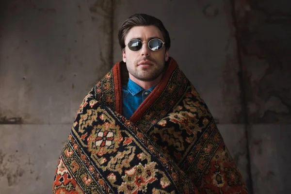 Handsome Young Man Sunglasses Covered Rug Front Concrete Wall — Stock Photo, Image