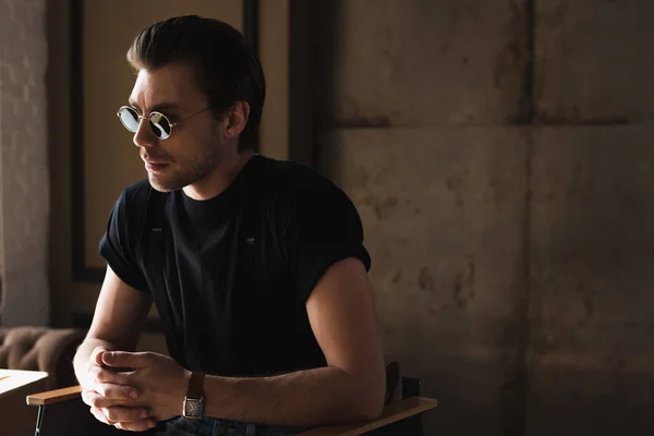 Handsome Young Man Black Shirt Sunglasses Sitting Chair — Free Stock Photo