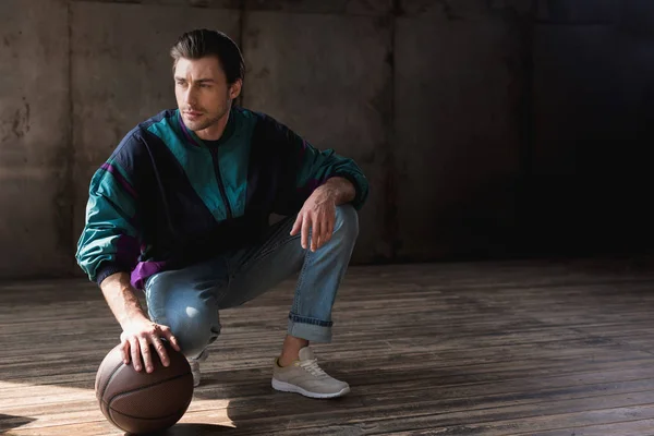 Bonito Jovem Vintage Windcheater Com Bola Basquete Sentado Agachamentos Chão — Fotografia de Stock