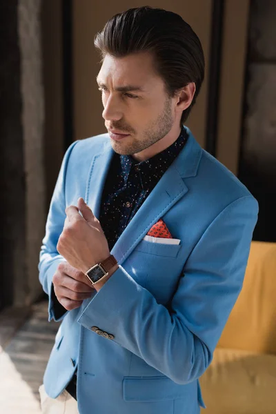 Joven Guapo Elegante Chaqueta Azul Con Reloj Pulsera — Foto de Stock